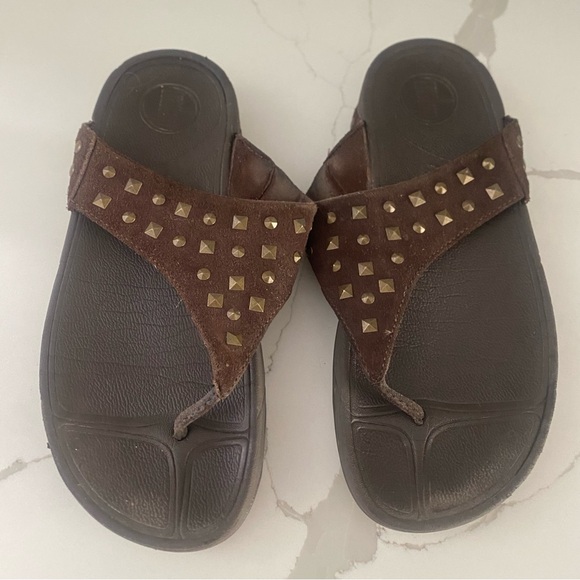 FITFLOP BROWN SUEDE STUDDED THONG SANDALS SIZE 9 BOHO HIPPIE COMFORT - Picture 2 of 6